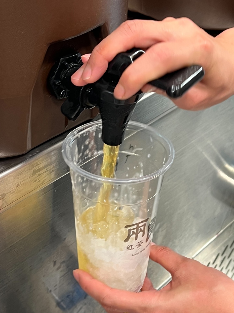 （三重飲料）兩良紅茶三重店～ 茶味濃郁不苦澀、冰淇淋紅茶超消