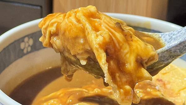 豬排很厚、米飯好吃到升天，香濃滑蛋救全場，主菜竟不是最強選手