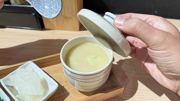 豬排很厚、米飯好吃到升天，香濃滑蛋救全場，主菜竟不是最強選手