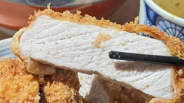 豬排很厚、米飯好吃到升天，香濃滑蛋救全場，主菜竟不是最強選手