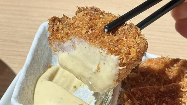 豬排很厚、米飯好吃到升天，香濃滑蛋救全場，主菜竟不是最強選手