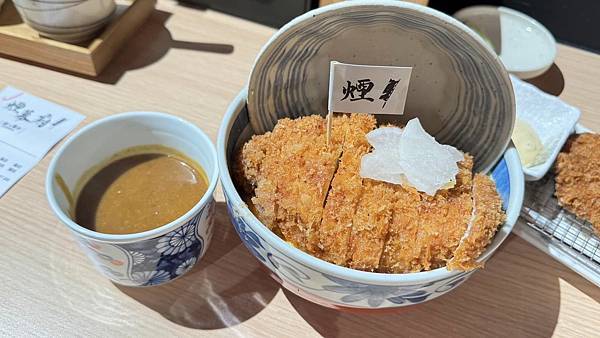 豬排很厚、米飯好吃到升天，香濃滑蛋救全場，主菜竟不是最強選手