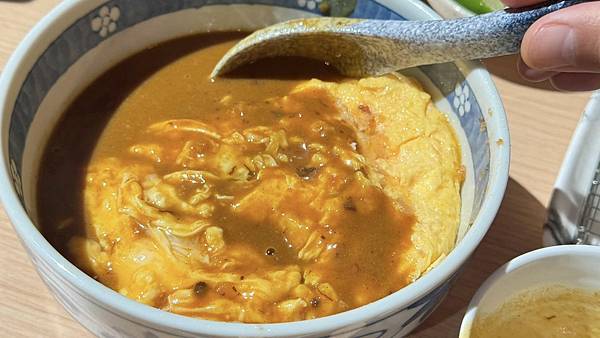 豬排很厚、米飯好吃到升天，香濃滑蛋救全場，主菜竟不是最強選手