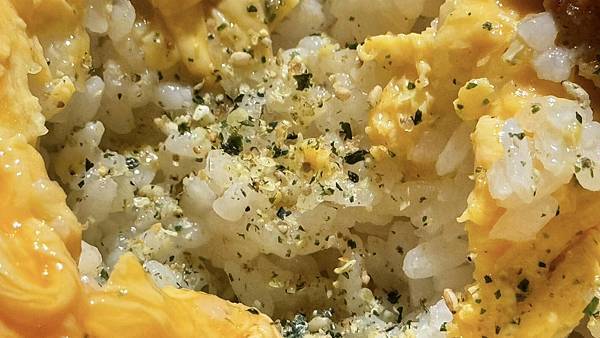 豬排很厚、米飯好吃到升天，香濃滑蛋救全場，主菜竟不是最強選手