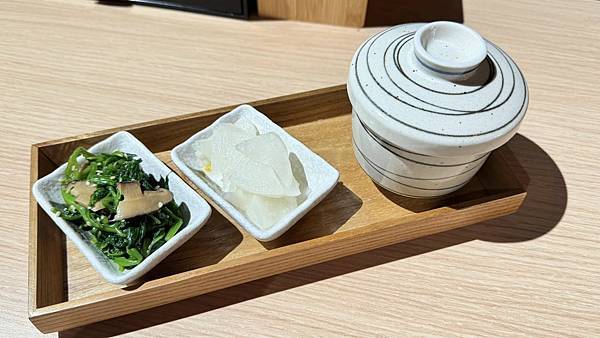 豬排很厚、米飯好吃到升天，香濃滑蛋救全場，主菜竟不是最強選手