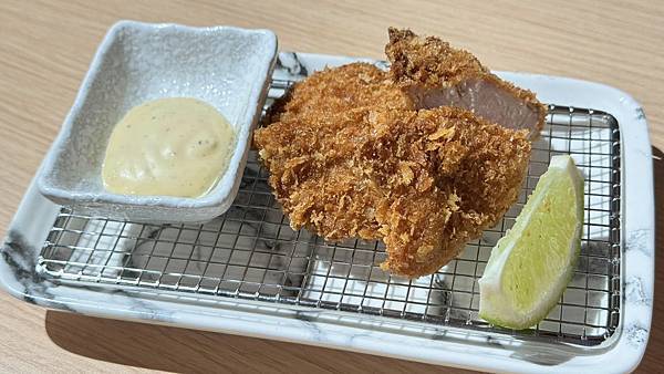 豬排很厚、米飯好吃到升天，香濃滑蛋救全場，主菜竟不是最強選手