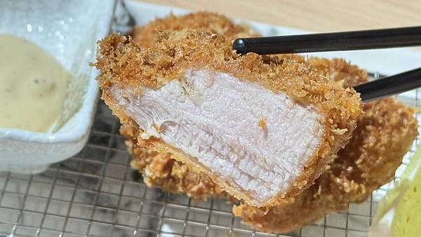 豬排很厚、米飯好吃到升天，香濃滑蛋救全場，主菜竟不是最強選手