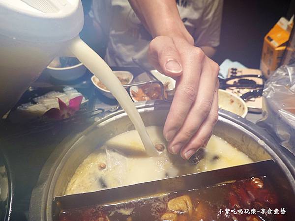 服務生加胡椒豬肚雞高湯-好食多涮涮鍋雙城店.jpg
