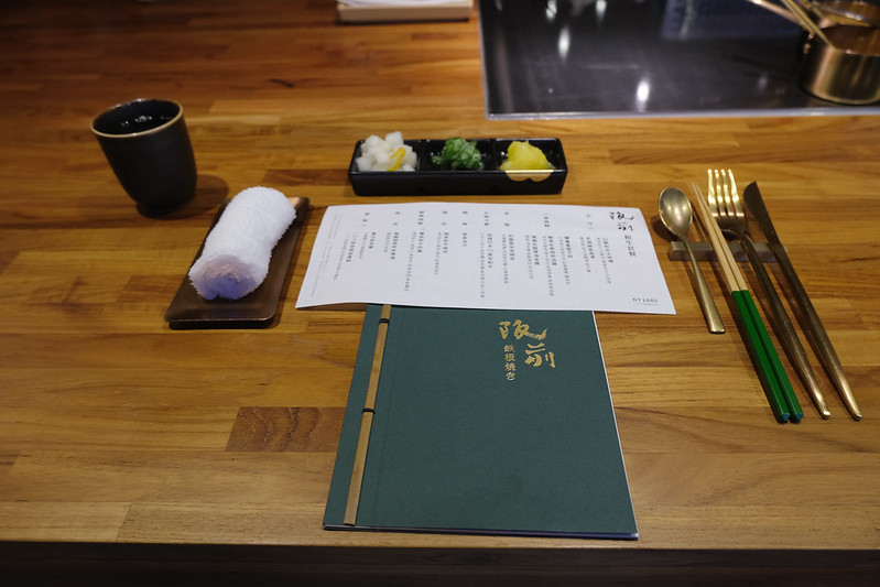 新北板橋新開幕｜阪前鐵板燒，和牛套餐一次吃到A5和牛/龍蝦二吃/南非活鮑魚/北海道干貝！（近捷運新埔站）