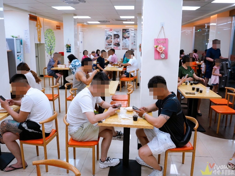 【六小福林記炒羊肉】生意超好~新鮮現炒的羊肉小吃!冷氣開放~飲料免費暢飲~還有兒童遊樂區的舒適小吃店!