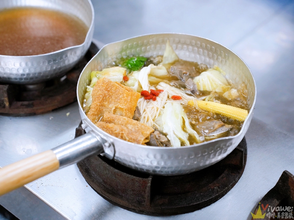 【六小福林記炒羊肉】生意超好~新鮮現炒的羊肉小吃!冷氣開放~飲料免費暢飲~還有兒童遊樂區的舒適小吃店!