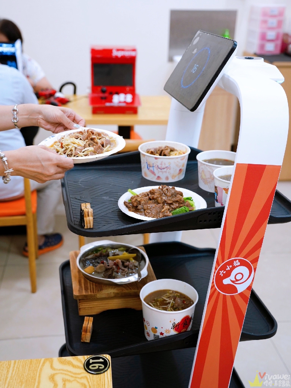 【六小福林記炒羊肉】生意超好~新鮮現炒的羊肉小吃!冷氣開放~飲料免費暢飲~還有兒童遊樂區的舒適小吃店!