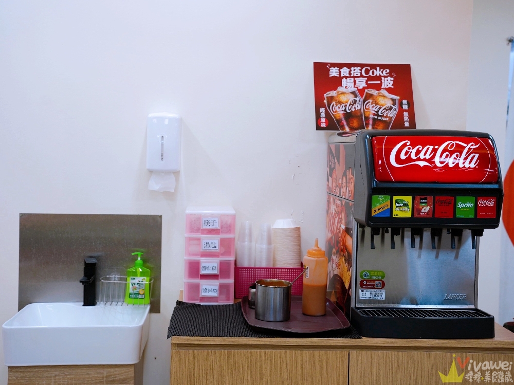 【六小福林記炒羊肉】生意超好~新鮮現炒的羊肉小吃!冷氣開放~飲料免費暢飲~還有兒童遊樂區的舒適小吃店!