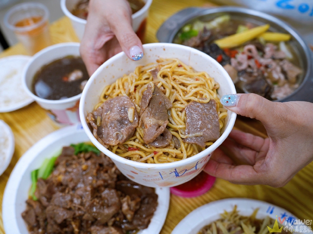 【六小福林記炒羊肉】生意超好~新鮮現炒的羊肉小吃!冷氣開放~飲料免費暢飲~還有兒童遊樂區的舒適小吃店!