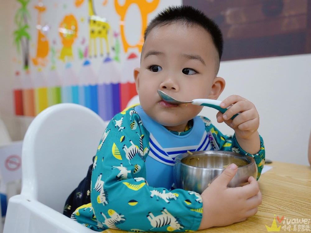 【六小福林記炒羊肉】生意超好~新鮮現炒的羊肉小吃!冷氣開放~飲料免費暢飲~還有兒童遊樂區的舒適小吃店!