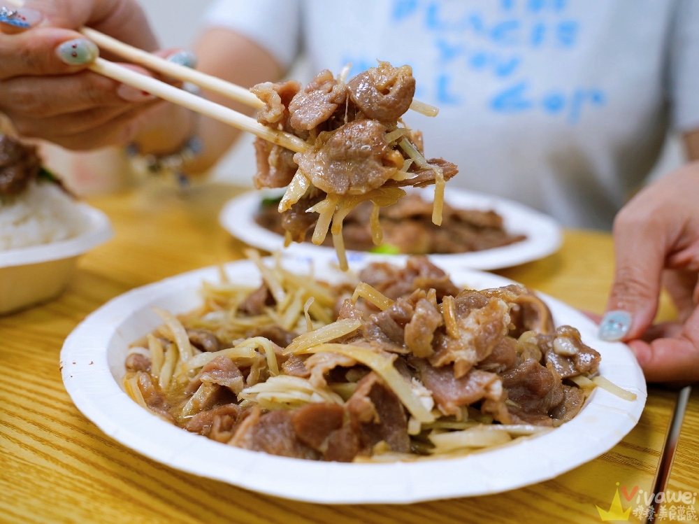 【六小福林記炒羊肉】生意超好~新鮮現炒的羊肉小吃!冷氣開放~飲料免費暢飲~還有兒童遊樂區的舒適小吃店!