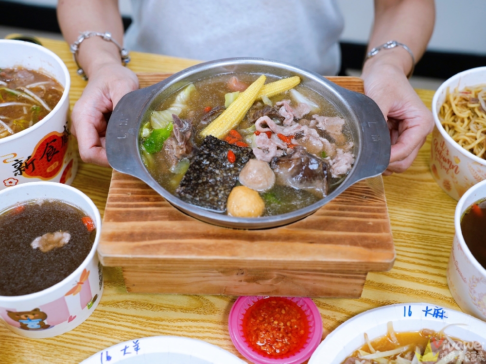 【六小福林記炒羊肉】生意超好~新鮮現炒的羊肉小吃!冷氣開放~飲料免費暢飲~還有兒童遊樂區的舒適小吃店!