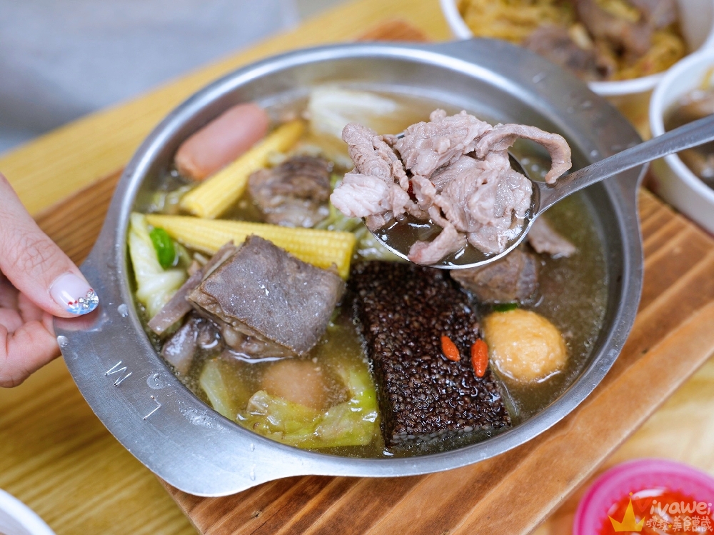 【六小福林記炒羊肉】生意超好~新鮮現炒的羊肉小吃!冷氣開放~飲料免費暢飲~還有兒童遊樂區的舒適小吃店!