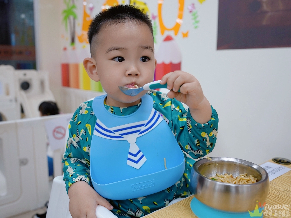 【六小福林記炒羊肉】生意超好~新鮮現炒的羊肉小吃!冷氣開放~飲料免費暢飲~還有兒童遊樂區的舒適小吃店!