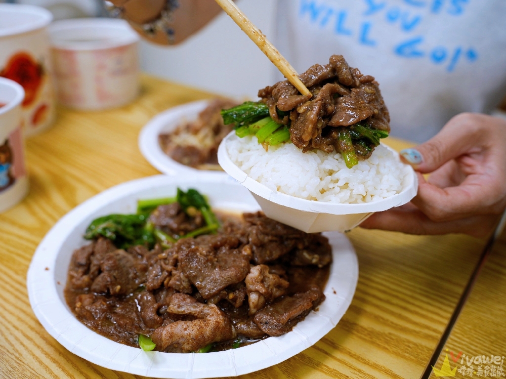 【六小福林記炒羊肉】生意超好~新鮮現炒的羊肉小吃!冷氣開放~飲料免費暢飲~還有兒童遊樂區的舒適小吃店!