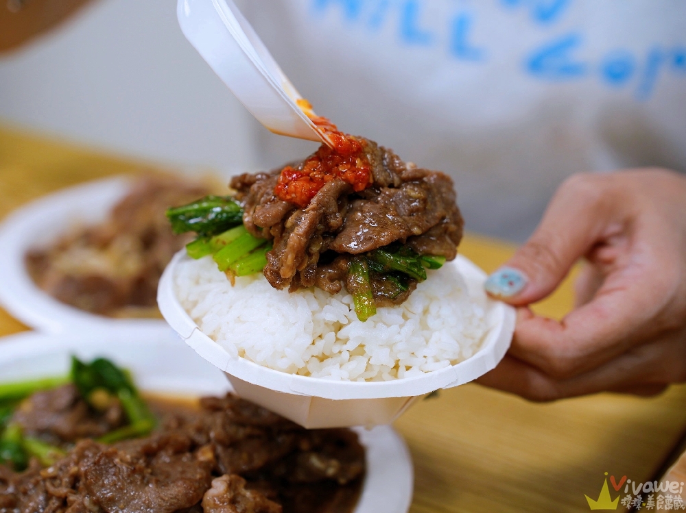 【六小福林記炒羊肉】生意超好~新鮮現炒的羊肉小吃!冷氣開放~飲料免費暢飲~還有兒童遊樂區的舒適小吃店!