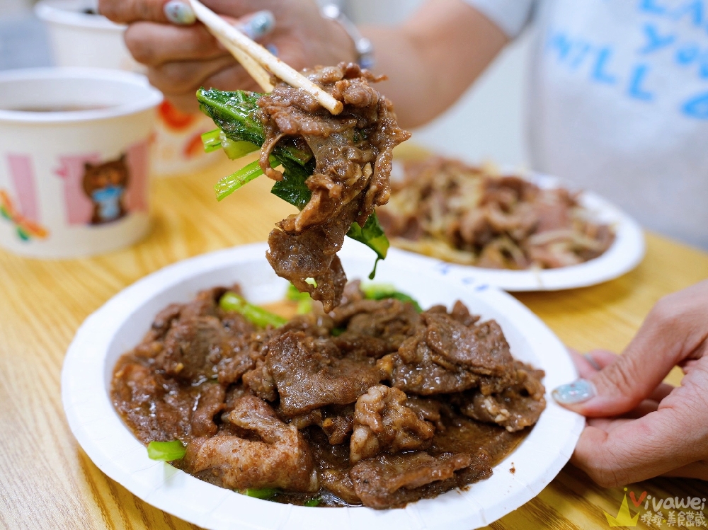 【六小福林記炒羊肉】生意超好~新鮮現炒的羊肉小吃!冷氣開放~飲料免費暢飲~還有兒童遊樂區的舒適小吃店!