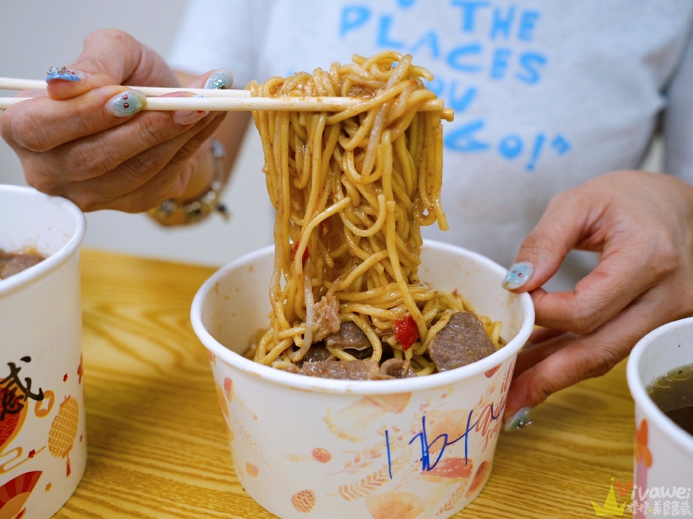 【六小福林記炒羊肉】生意超好~新鮮現炒的羊肉小吃!冷氣開放~飲料免費暢飲~還有兒童遊樂區的舒適小吃店!