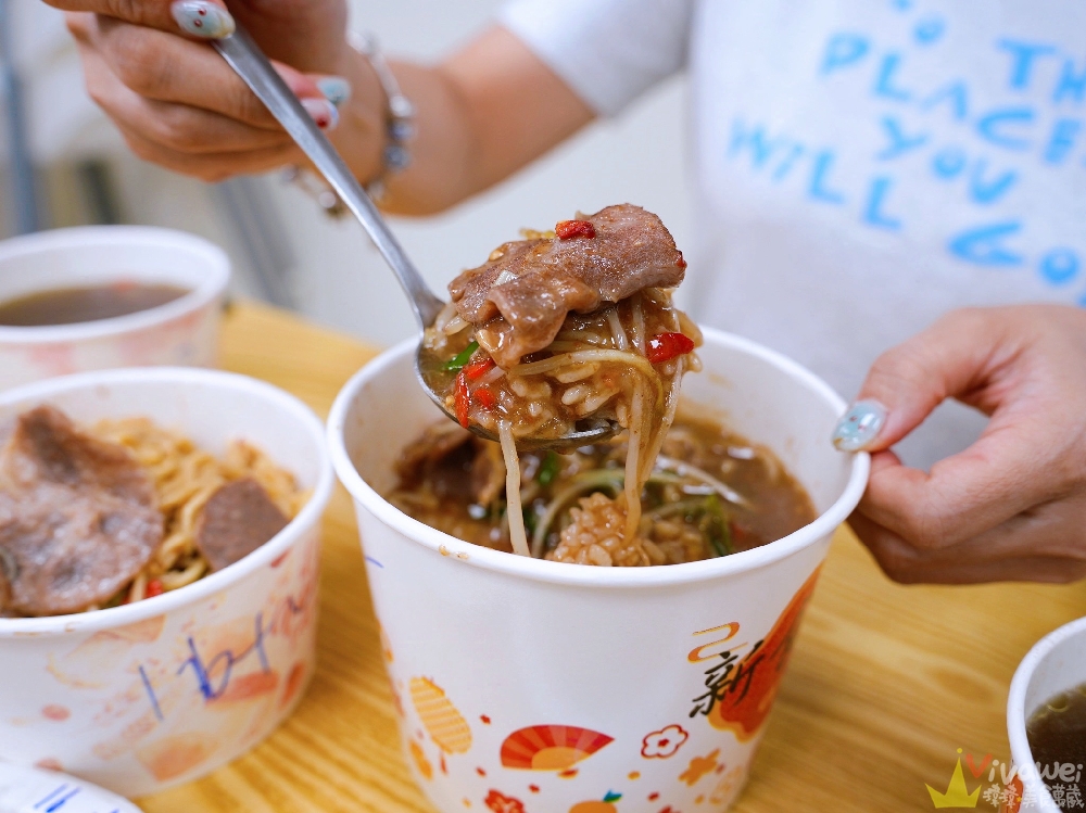 【六小福林記炒羊肉】生意超好~新鮮現炒的羊肉小吃!冷氣開放~飲料免費暢飲~還有兒童遊樂區的舒適小吃店!