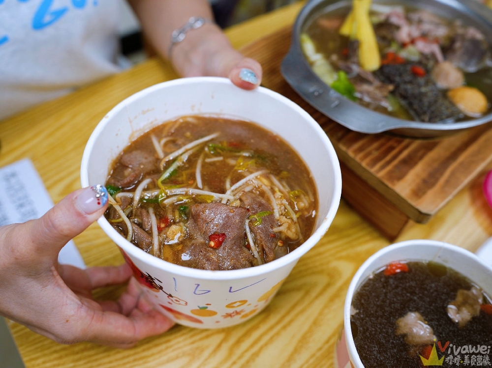 【六小福林記炒羊肉】生意超好~新鮮現炒的羊肉小吃!冷氣開放~飲料免費暢飲~還有兒童遊樂區的舒適小吃店!