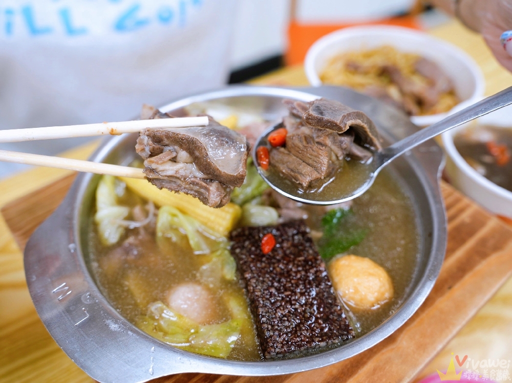 【六小福林記炒羊肉】生意超好~新鮮現炒的羊肉小吃!冷氣開放~飲料免費暢飲~還有兒童遊樂區的舒適小吃店!