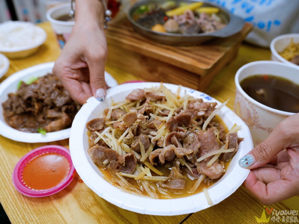 【六小福林記炒羊肉】生意超好~新鮮現炒的羊肉小吃!冷氣開放~飲料免費暢飲~還有兒童遊樂區的舒適小吃店!