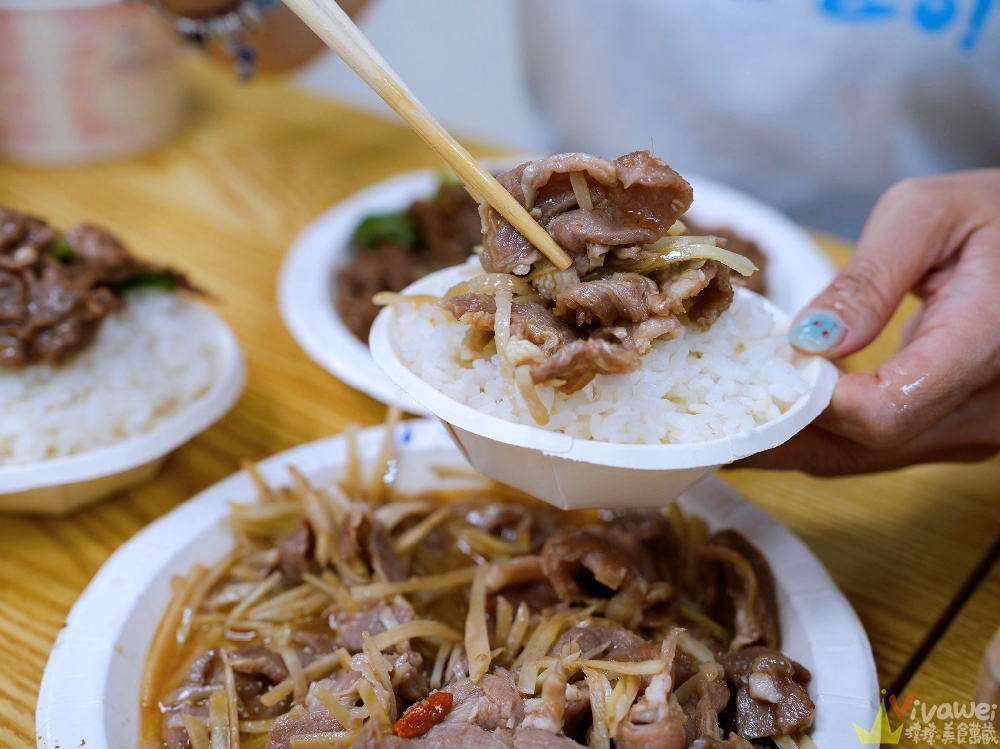 【六小福林記炒羊肉】生意超好~新鮮現炒的羊肉小吃!冷氣開放~飲料免費暢飲~還有兒童遊樂區的舒適小吃店!