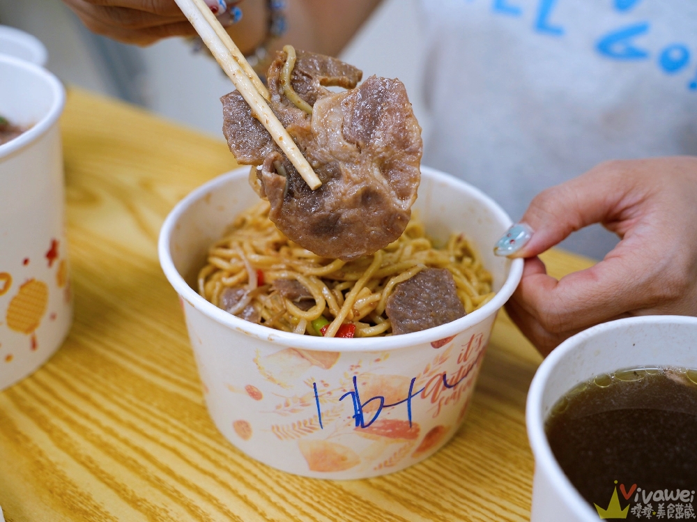 【六小福林記炒羊肉】生意超好~新鮮現炒的羊肉小吃!冷氣開放~飲料免費暢飲~還有兒童遊樂區的舒適小吃店!