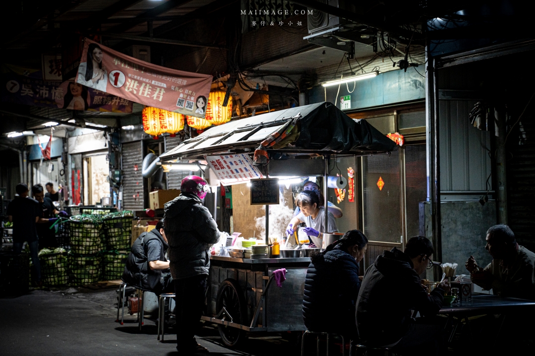 萬華三條路油飯排骨酥湯，深夜兩點半開賣！黏嘴滷肉飯配暖心招牌湯，環南市場必訪～