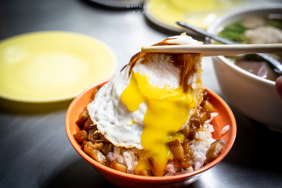 萬華三條路油飯排骨酥湯，深夜兩點半開賣！黏嘴滷肉飯配暖心招牌湯，環南市場必訪～