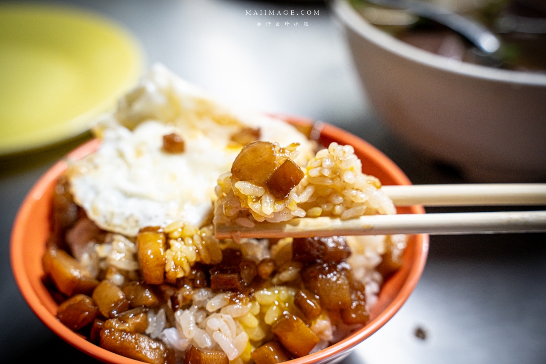 萬華三條路油飯排骨酥湯，深夜兩點半開賣！黏嘴滷肉飯配暖心招牌湯，環南市場必訪～