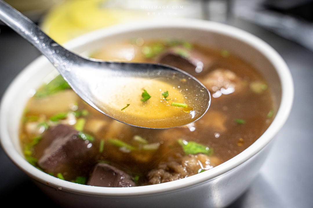 萬華三條路油飯排骨酥湯，深夜兩點半開賣！黏嘴滷肉飯配暖心招牌湯，環南市場必訪～