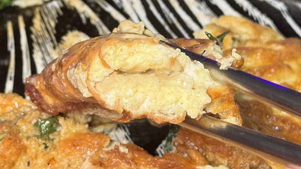 永安市場這間餐酒館太狂了！駐唱、飛鏢、超厚牛舌，根本是異世界