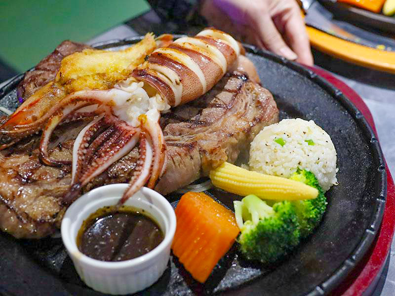 新竹必吃牛排！史堤克牛排新竹店巨無霸牛排、自助吧吃到飽高CP值首選。