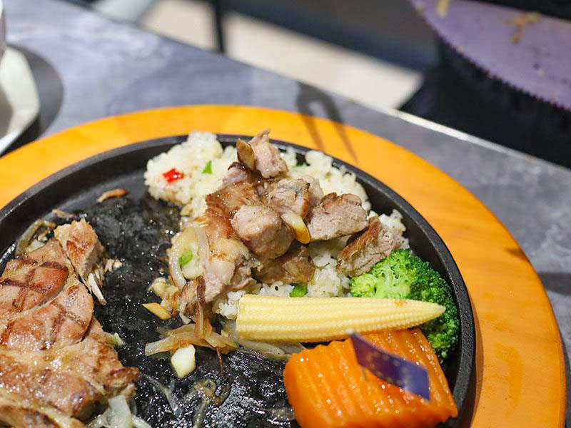 新竹必吃牛排！史堤克牛排新竹店巨無霸牛排、自助吧吃到飽高CP值首選。