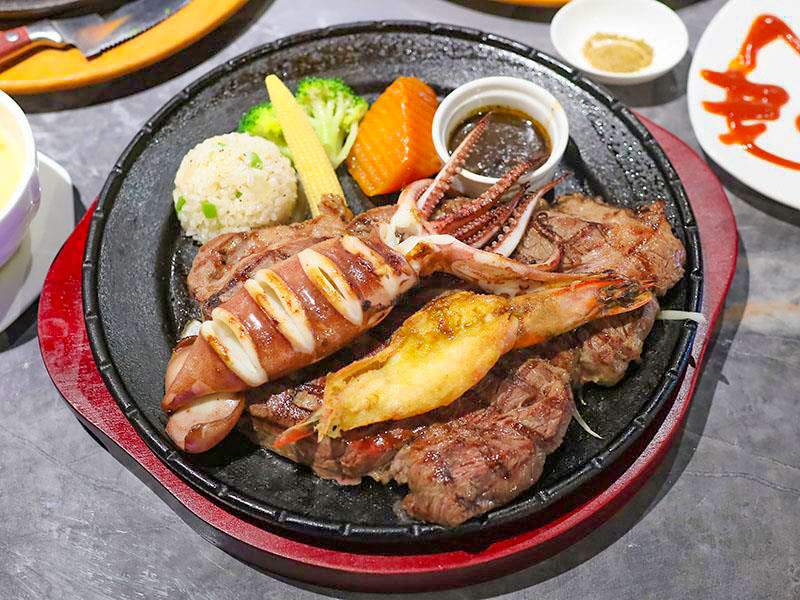 新竹必吃牛排！史堤克牛排新竹店巨無霸牛排、自助吧吃到飽高CP值首選。