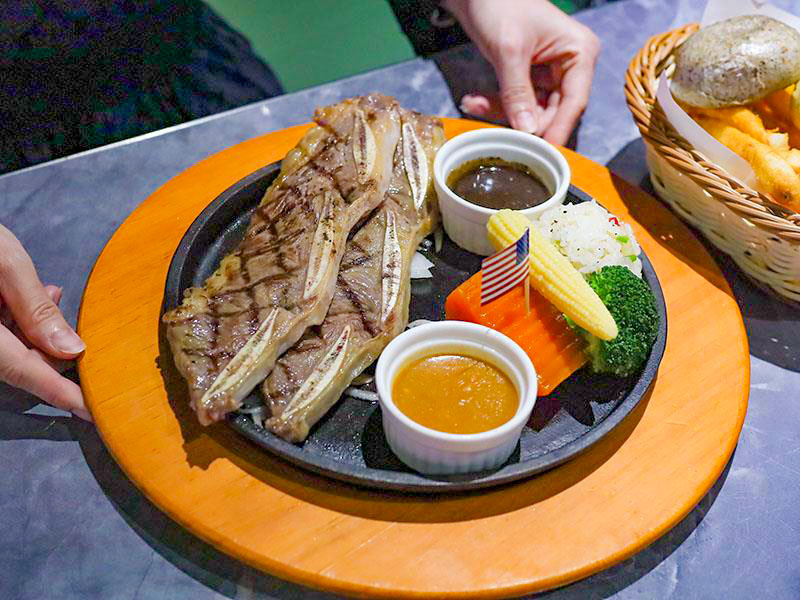 新竹必吃牛排！史堤克牛排新竹店巨無霸牛排、自助吧吃到飽高CP值首選。