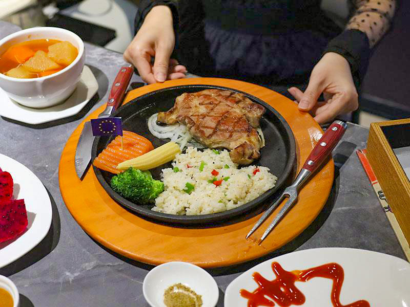 新竹必吃牛排！史堤克牛排新竹店巨無霸牛排、自助吧吃到飽高CP值首選。