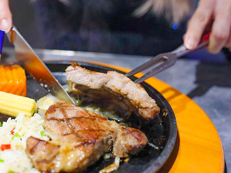 新竹必吃牛排！史堤克牛排新竹店巨無霸牛排、自助吧吃到飽高CP值首選。