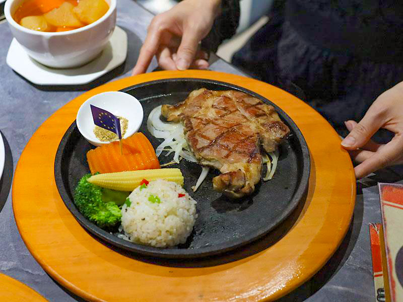 新竹必吃牛排！史堤克牛排新竹店巨無霸牛排、自助吧吃到飽高CP值首選。