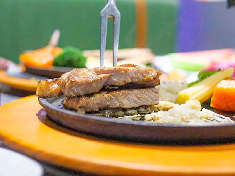 新竹必吃牛排！史堤克牛排新竹店巨無霸牛排、自助吧吃到飽高CP值首選。