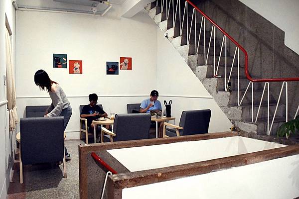 高雄不限時咖啡廳推薦!鹿聊咖啡,老屋新生建築懷舊,椪糖拿鐵綿密布丁必點!