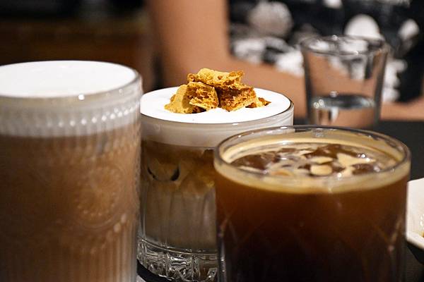 高雄不限時咖啡廳推薦!鹿聊咖啡,老屋新生建築懷舊,椪糖拿鐵綿密布丁必點!