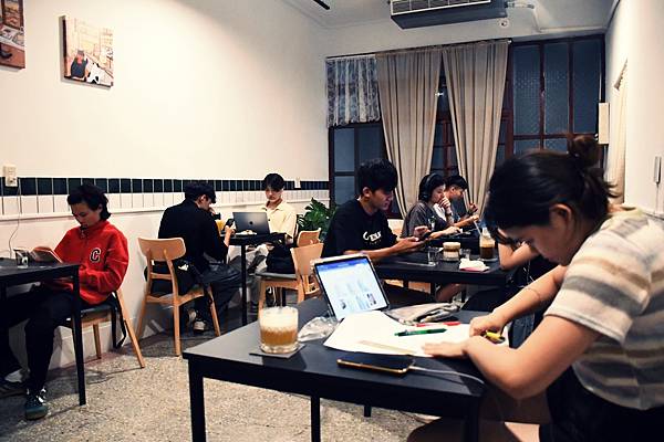 高雄不限時咖啡廳推薦!鹿聊咖啡,老屋新生建築懷舊,椪糖拿鐵綿密布丁必點!