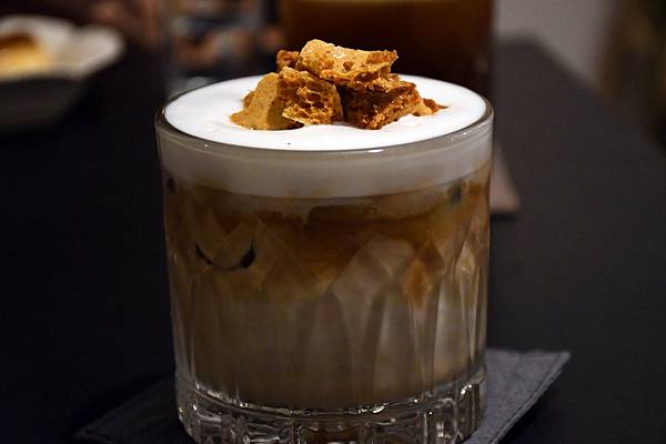 高雄不限時咖啡廳推薦!鹿聊咖啡,老屋新生建築懷舊,椪糖拿鐵綿密布丁必點!